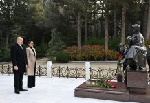 Президент Ильхам Алиев и Первая леди Мехрибан Алиева посетили могилу общенационального лидера Гейдара Алиева (ФОТО/ВИДЕО)