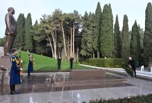 Президент Ильхам Алиев и Первая леди Мехрибан Алиева посетили могилу общенационального лидера Гейдара Алиева (ФОТО/ВИДЕО)