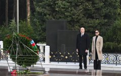 Президент Ильхам Алиев и Первая леди Мехрибан Алиева посетили могилу общенационального лидера Гейдара Алиева (ФОТО/ВИДЕО)