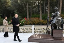 Президент Ильхам Алиев и Первая леди Мехрибан Алиева посетили могилу общенационального лидера Гейдара Алиева (ФОТО/ВИДЕО)