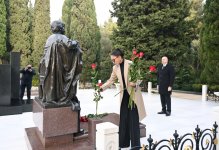 Президент Ильхам Алиев и Первая леди Мехрибан Алиева посетили могилу общенационального лидера Гейдара Алиева (ФОТО/ВИДЕО)