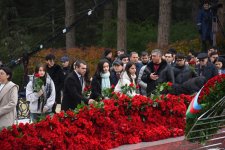 Азербайджанский народ почтил память великого лидера Гейдара Алиева (ФОТО)