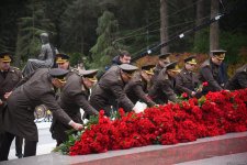 Азербайджанский народ почтил память великого лидера Гейдара Алиева (ФОТО)