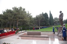 Азербайджанский народ почтил память великого лидера Гейдара Алиева (ФОТО)
