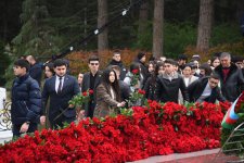 Азербайджанский народ почтил память великого лидера Гейдара Алиева (ФОТО)
