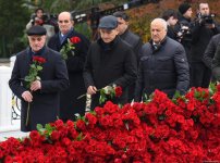 Азербайджанский народ почтил память великого лидера Гейдара Алиева (ФОТО)