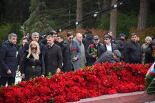 Азербайджанский народ почтил память великого лидера Гейдара Алиева (ФОТО)