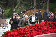 Азербайджанский народ почтил память великого лидера Гейдара Алиева (ФОТО)