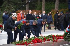 Азербайджанский народ почтил память великого лидера Гейдара Алиева (ФОТО)