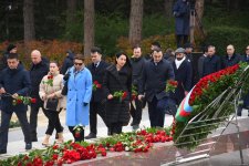 Азербайджанский народ почтил память великого лидера Гейдара Алиева (ФОТО)