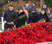 Азербайджанский народ почтил память великого лидера Гейдара Алиева (ФОТО)