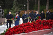 Азербайджанский народ почтил память великого лидера Гейдара Алиева (ФОТО)