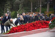 Азербайджанский народ почтил память великого лидера Гейдара Алиева (ФОТО)