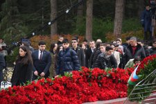 Азербайджанский народ почтил память великого лидера Гейдара Алиева (ФОТО)