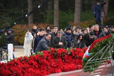 Азербайджанский народ почтил память великого лидера Гейдара Алиева (ФОТО)