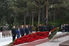 Официальные лица государства и правительства почтили память великого лидера Гейдара Алиева на Аллее почетного захоронения (ФОТО)