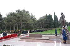 Официальные лица государства и правительства почтили память великого лидера Гейдара Алиева на Аллее почетного захоронения (ФОТО)