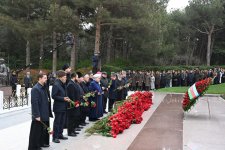 Официальные лица государства и правительства почтили память великого лидера Гейдара Алиева на Аллее почетного захоронения (ФОТО)