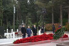 Официальные лица государства и правительства почтили память великого лидера Гейдара Алиева на Аллее почетного захоронения (ФОТО)
