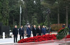 Официальные лица государства и правительства почтили память великого лидера Гейдара Алиева на Аллее почетного захоронения (ФОТО)