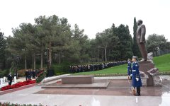 Официальные лица государства и правительства почтили память великого лидера Гейдара Алиева на Аллее почетного захоронения (ФОТО)