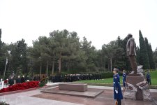 Официальные лица государства и правительства почтили память великого лидера Гейдара Алиева на Аллее почетного захоронения (ФОТО)