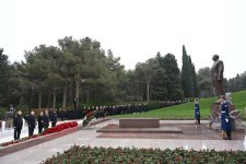 Официальные лица государства и правительства почтили память великого лидера Гейдара Алиева на Аллее почетного захоронения (ФОТО)