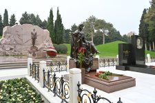 Официальные лица государства и правительства почтили память великого лидера Гейдара Алиева на Аллее почетного захоронения (ФОТО)