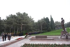 Официальные лица государства и правительства почтили память великого лидера Гейдара Алиева на Аллее почетного захоронения (ФОТО)