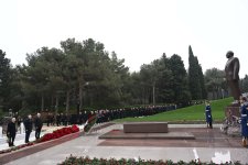 Официальные лица государства и правительства почтили память великого лидера Гейдара Алиева на Аллее почетного захоронения (ФОТО)