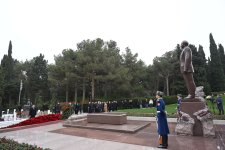 Официальные лица государства и правительства почтили память великого лидера Гейдара Алиева на Аллее почетного захоронения (ФОТО)
