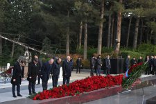 Официальные лица государства и правительства почтили память великого лидера Гейдара Алиева на Аллее почетного захоронения (ФОТО)