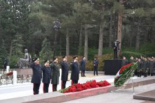 Официальные лица государства и правительства почтили память великого лидера Гейдара Алиева на Аллее почетного захоронения (ФОТО)