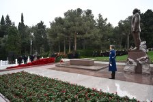 Официальные лица государства и правительства почтили память великого лидера Гейдара Алиева на Аллее почетного захоронения (ФОТО)