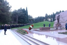 Официальные лица государства и правительства почтили память великого лидера Гейдара Алиева на Аллее почетного захоронения (ФОТО)