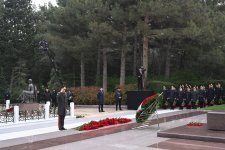 Официальные лица государства и правительства почтили память великого лидера Гейдара Алиева на Аллее почетного захоронения (ФОТО)