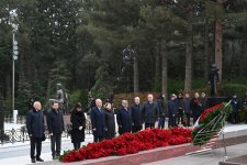 Официальные лица государства и правительства почтили память великого лидера Гейдара Алиева на Аллее почетного захоронения (ФОТО)