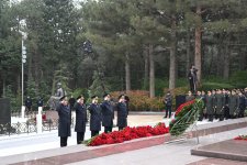 Официальные лица государства и правительства почтили память великого лидера Гейдара Алиева на Аллее почетного захоронения (ФОТО)