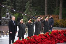Официальные лица государства и правительства почтили память великого лидера Гейдара Алиева на Аллее почетного захоронения (ФОТО)