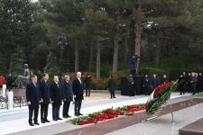 Официальные лица государства и правительства почтили память великого лидера Гейдара Алиева на Аллее почетного захоронения (ФОТО)