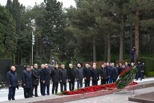 Официальные лица государства и правительства почтили память великого лидера Гейдара Алиева на Аллее почетного захоронения (ФОТО)