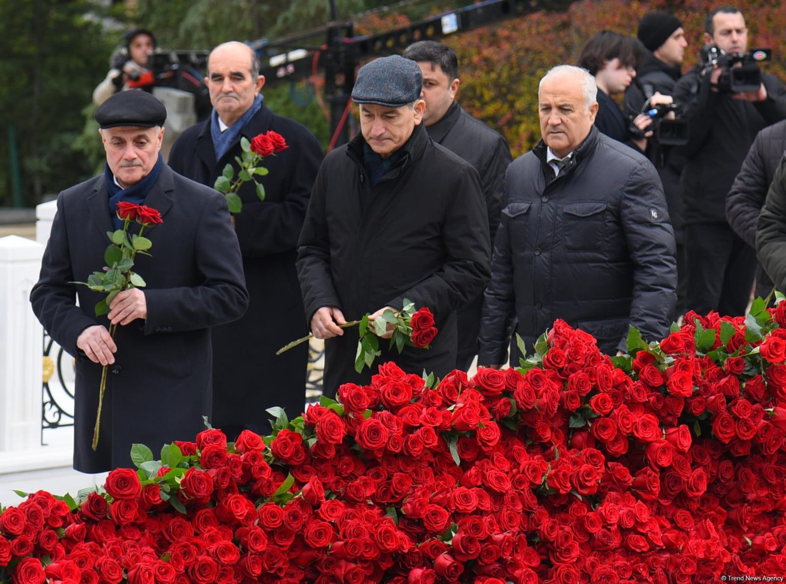 Азербайджанский народ почтил память великого лидера Гейдара Алиева (ФОТО)