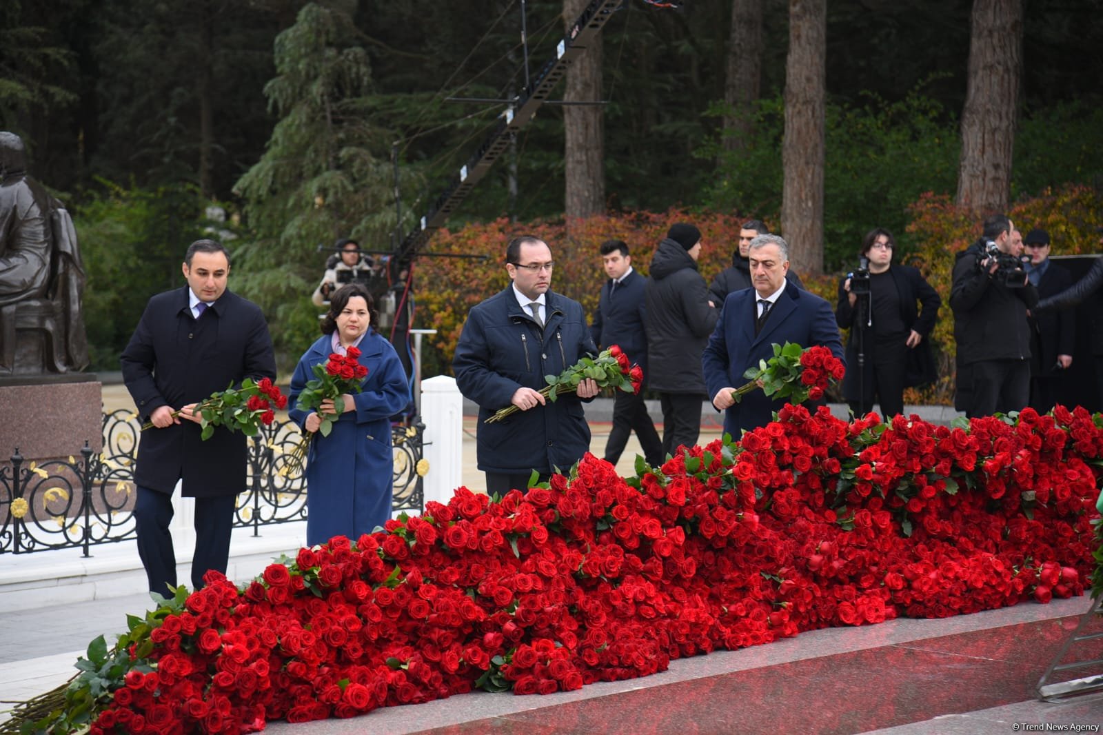 Азербайджанский народ почтил память великого лидера Гейдара Алиева (ФОТО)