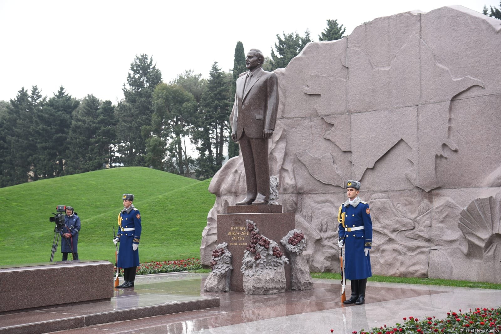 Азербайджанский народ почтил память великого лидера Гейдара Алиева (ФОТО)
