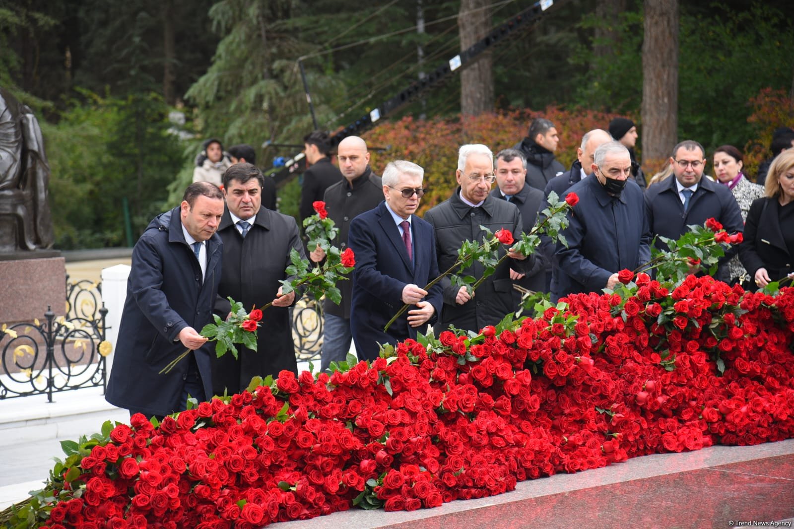 Азербайджанский народ почтил память великого лидера Гейдара Алиева (ФОТО)