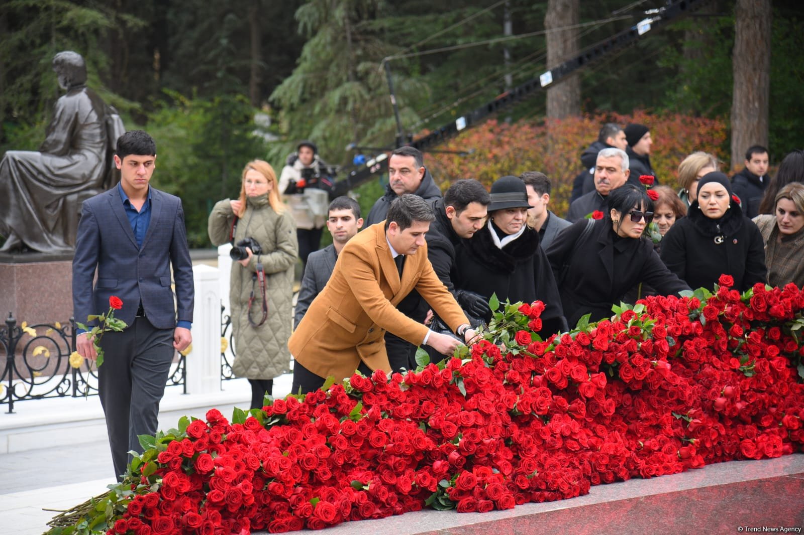Азербайджанский народ почтил память великого лидера Гейдара Алиева (ФОТО)