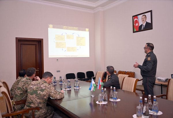Uzbekistan's military specialists visit Azerbaijan's central command center (PHOTO)