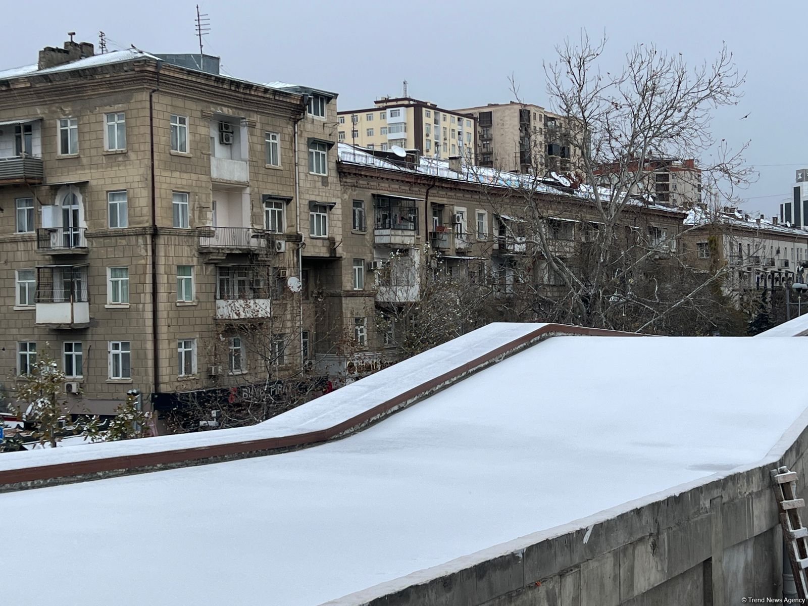 В Баку выпал первый снег - Фоторепортаж