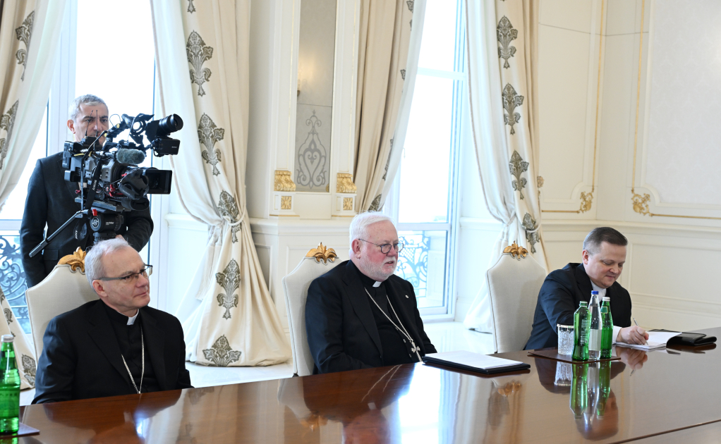 Президент Ильхам Алиев принял секретаря Святого Престола по связям с государствами и международными организациями (ФОТО/ВИДЕО)