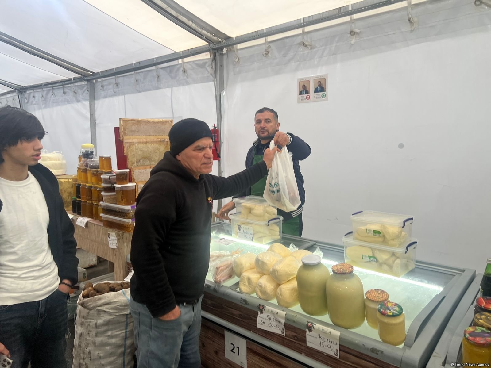 В Баку проходит новогодняя ярмарка "Из села в город" (ФОТО)